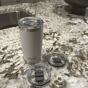 Yeti with two extra lids!! And normal lid with straw!!